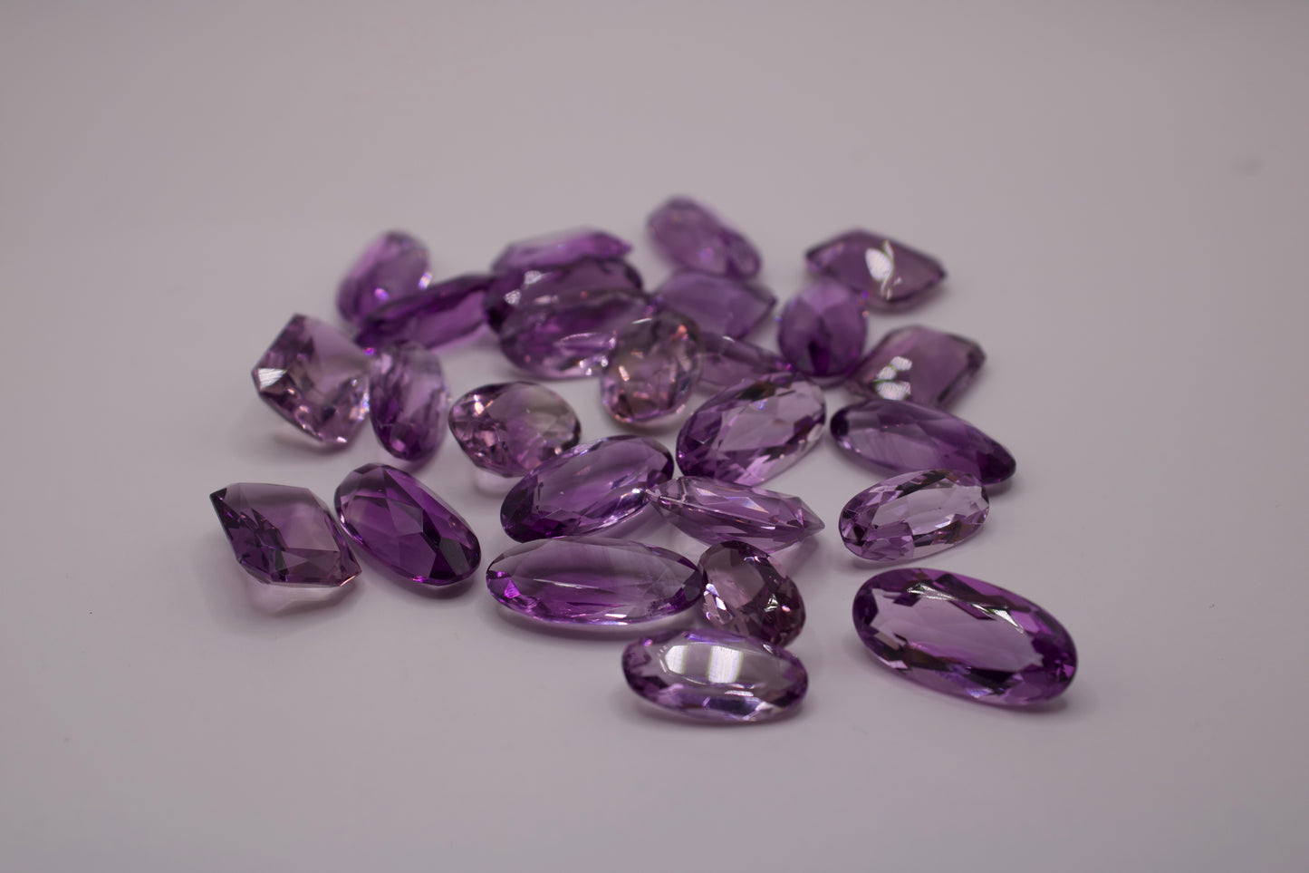 Natürliche Amethyste – Geschliffene Edelsteine mit Zertifikat.