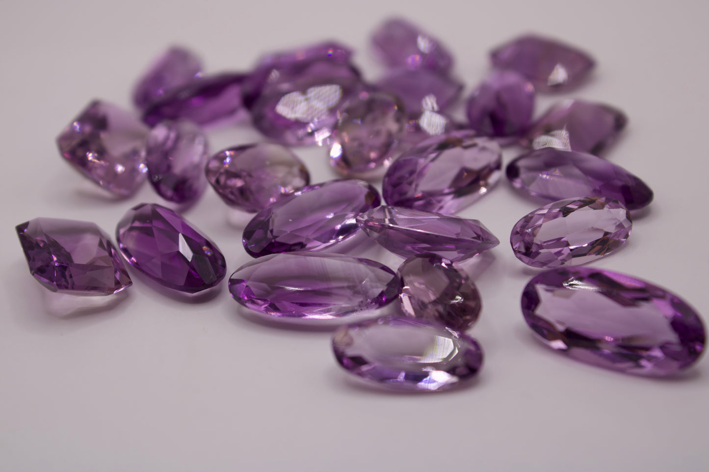 Natürliche Amethyste – Geschliffene Edelsteine mit Zertifikat.